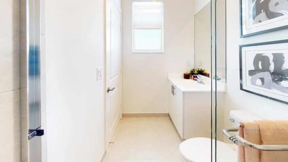 ¡Vive con Estilo y Comodidad en Esta Townhome Moderna! - Imagen ampliada 6